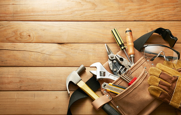 cinturón de herramientas marrón, piso de madera, herramientas de mano, gafas de seguridad, Fondo de pantalla HD