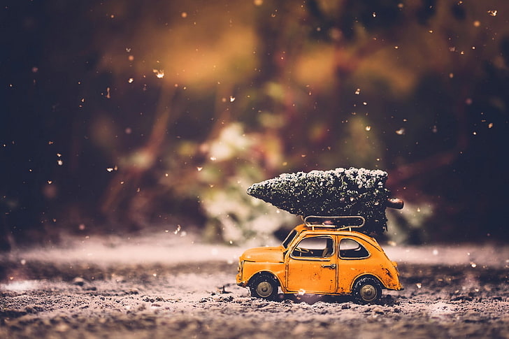 модель желтого автомобиля, оранжевый литой автомобиль с жуком с предварительно освещенной рождественской елкой на крыше в объективе Tilt-Shift, фото, игрушки, автомобиль, макро, HD обои