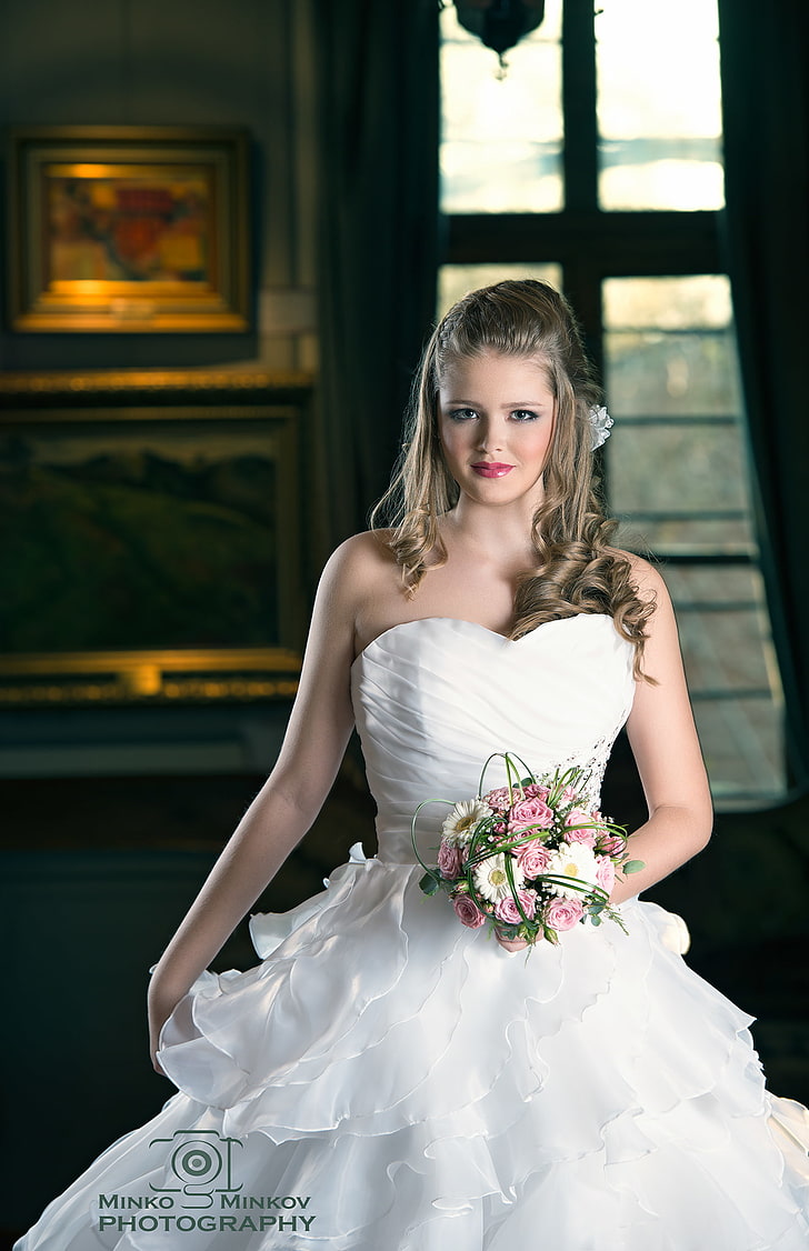 Minko Minkov, mujer, vestido blanco, mirada sensual, novias, vestido, flores, ramos, vestido de novia, Fondo de pantalla HD, fondo de pantalla de teléfono