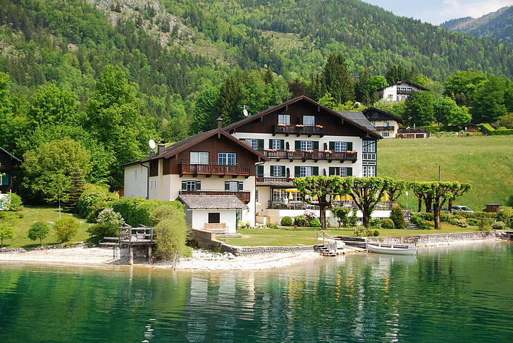オーストリア、家、海岸、緑の湖と森の木々の間の森に近い茶色と白のリゾートハウス、オーストリア、家、海岸、Wolfgangsee、都市、写真、 HDデスクトップの壁紙