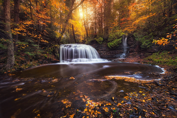 cascadas durante el día, fotografía, naturaleza, paisaje, otoño, cascada, bosque, luz solar, hojas, colorido, larga exposición, Michigan, Fondo de pantalla HD