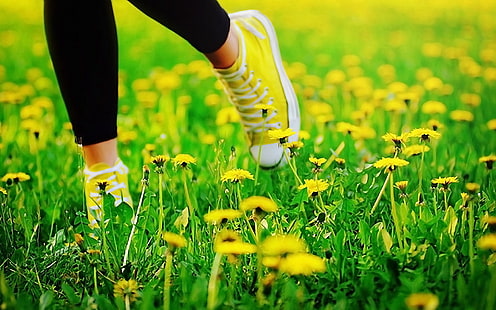 чифт жълто-бели обувки, крака, маратонки, трева, бягство, HD тапет HD wallpaper