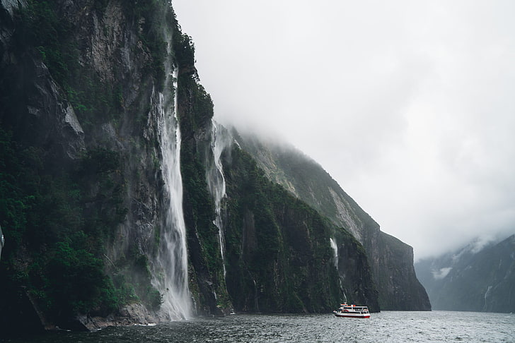 茶色の観光船、自然、風景、山、水、岩、ボート、霧、川、雲、ニュージーランド、波、 HDデスクトップの壁紙
