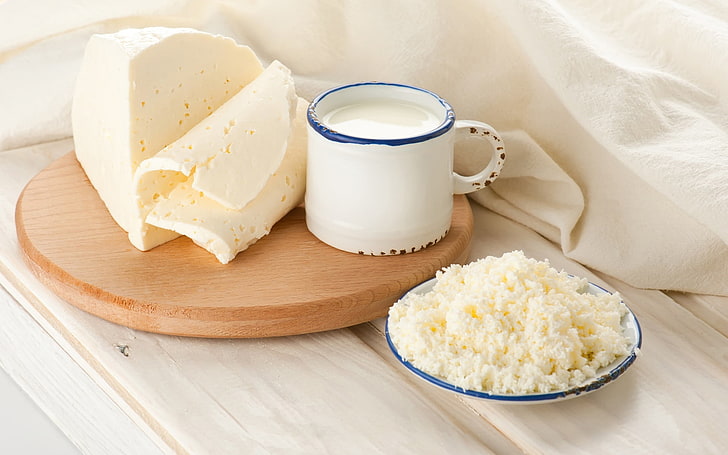 白いセラミックマグカップとチーズ、マグカップ、チーズ、カッテージチーズ、牛乳、 HDデスクトップの壁紙
