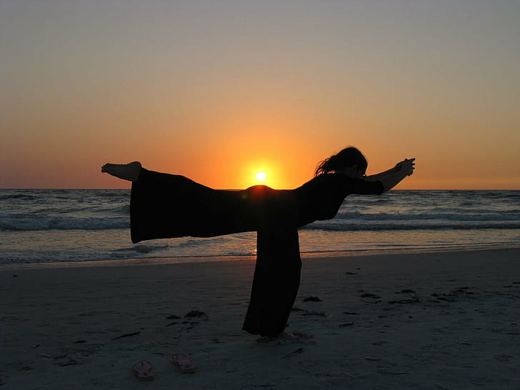 silhuett av kvinna som gör yoga under solnedgången på stranden, solnedgång, yoga, silhuett, kvinna, strand, långbåtnyckel, hav, människor, kvinnor, utomhus, natur, livsstil, HD tapet