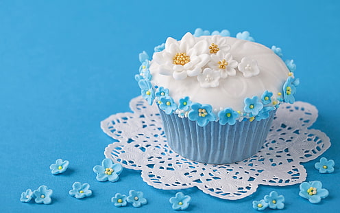 Söt mat, tårta, blommor, blå bakgrund, muffin med glasyr, söt, mat, tårta, blommor, blå, bakgrund, HD tapet HD wallpaper