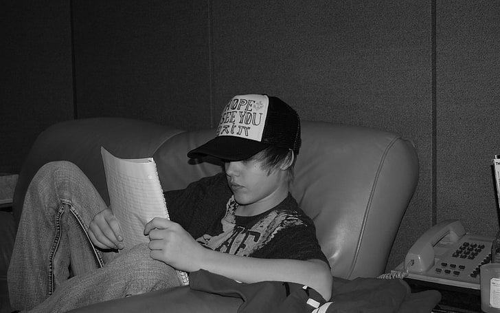 Justin Bieber, justin bieber, kapelusz, lektura, pokój, telefon, Tapety HD