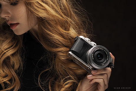 Анастасия Щеглова, женщины, модель, блондинка, фотоаппарат, лицо, портрет, простой фон, Шон Арчер, волнистые волосы, закрытые глаза, HD обои HD wallpaper