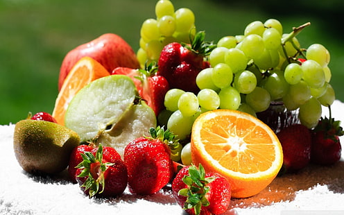 lotto di frutta assortito, frutta, uva, cibo, fragole, kiwi (frutta), arancia, mele, verde, arancia (frutta), bacche, colorato, Sfondo HD HD wallpaper