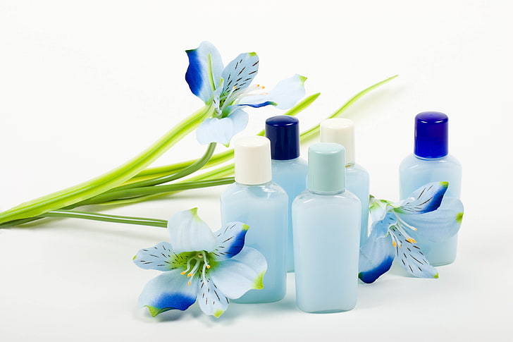 cinque bottiglie di plastica blu, cosmetici, fiori, bottiglie, sfondo bianco, Sfondo HD