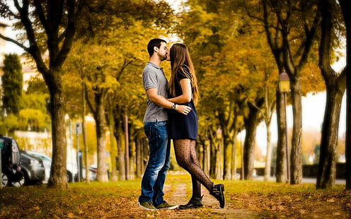 Целувка, любов, есен, алея, двойка, момиче, момче, дърво, целувка, любов, есен, алея, двойка, момиче, момче, дърво, HD тапет HD wallpaper