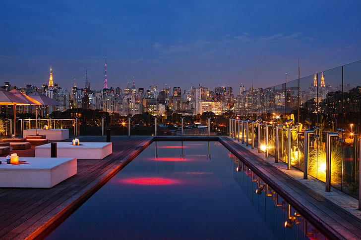 sufit zewnętrzny basen, pejzaż miejski, miasto, architektura, noc, budynek, wieżowiec, światła, światła uliczne, chmury, São Paulo, Brazylia, basen, hotel, drewniana powierzchnia, leżaki, stół, parasol, wieża, odbicie, luksus, Tapety HD