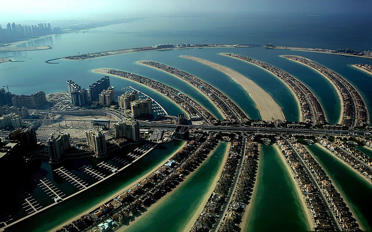 Vista aérea de la ciudad cerca del cuerpo de agua, Palma, isla, hogar, Dubai, artificial, Jumeirah, Fondo de pantalla HD
