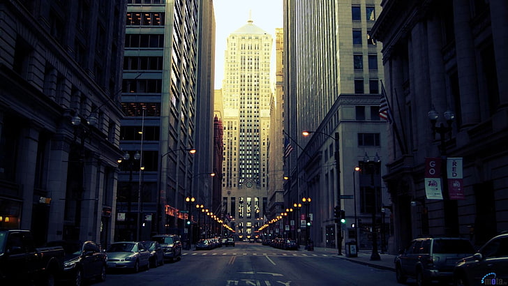 voitures assorties, tour de béton gris, paysage urbain, urbain, architecture, bâtiment, route, Chicago, ville, rue, trafic, lumière du soleil, gratte-ciel, véhicule, voiture, Fond d'écran HD