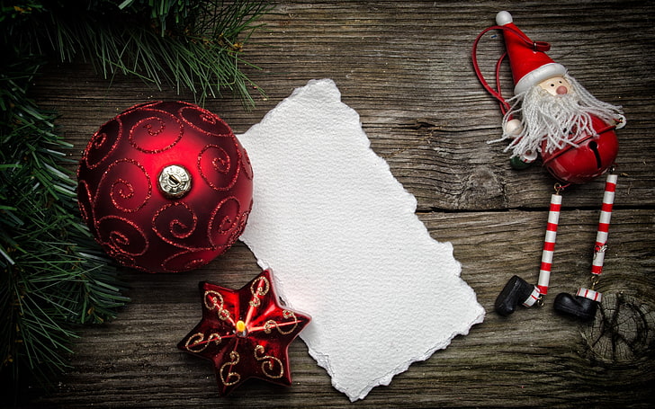 Adorno rojo y adorno de Santa Claus, Año Nuevo, nieve, adornos navideños, superficie de madera, papel, hojas, muñeca, Navidad, Fondo de pantalla HD