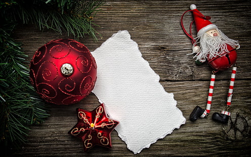 czerwona bombka i ozdoba Świętego Mikołaja, Nowy Rok, śnieg, ozdoby choinkowe, powierzchnia drewniana, papier, liście, lalka, Boże Narodzenie, Tapety HD HD wallpaper