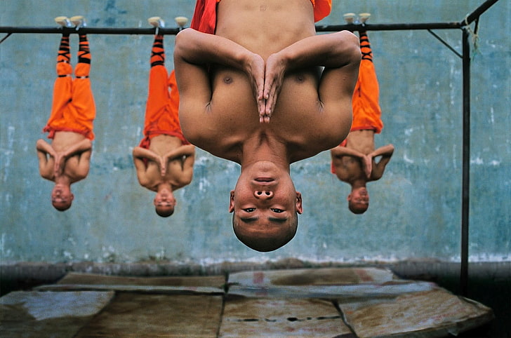 Monge pendurado em barras de aço, fotografia, China, monges, meditação, haste, adolescente, Steve McCurry, HD papel de parede
