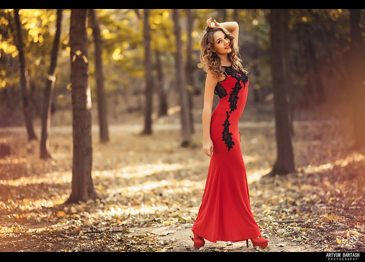 Tangkapan layar baju merah bodycon wanita, pohon, senyum, dedaunan, gaun, kecantikan, fotografer, wajah, Artyom Bartash, Wallpaper HD