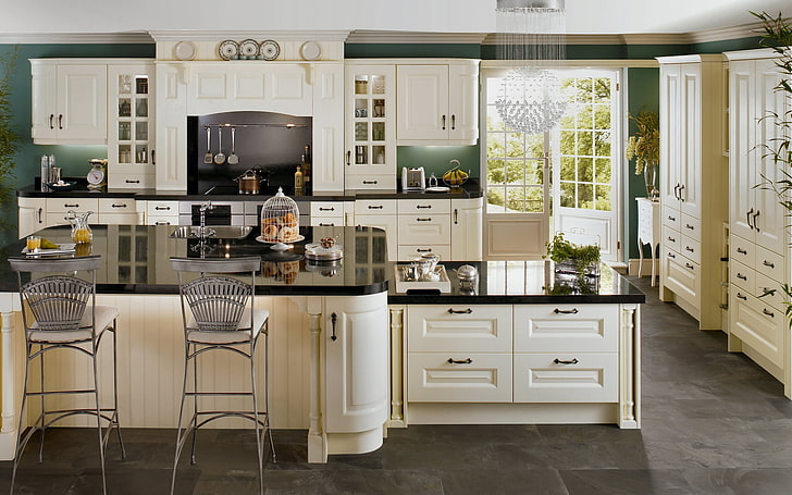 biała szafka kuchenna, zestawy słuchawkowe, drzwi, wnętrze, kuchnia, żyrandol, stół, krzesła, szafki, Tapety HD