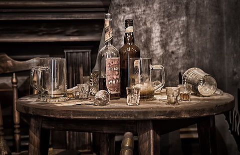 стол, бутылки, виски, стакан, алкоголь, HD обои HD wallpaper