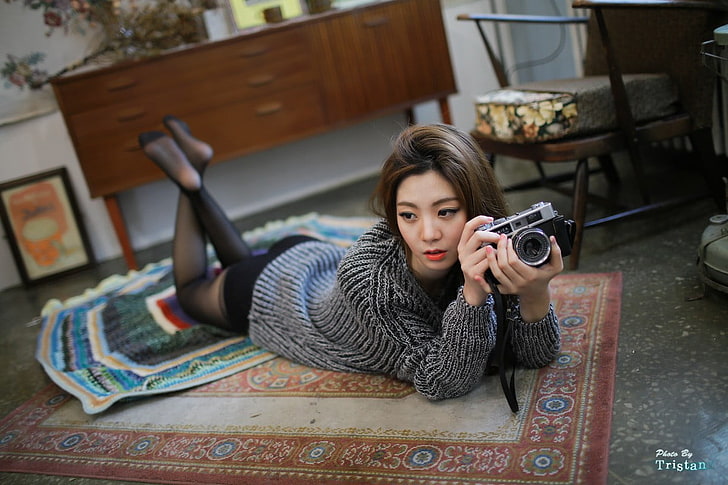 kamera hitam dan perak, Chae Eun, Korea, Asia, lipstik merah, brunette, wanita, eyeliner, pantyhose, Wallpaper HD
