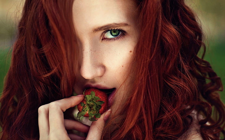 женщины, модель, смотрит на зрителя, зеленые глаза, рыжая, клубника, HD обои