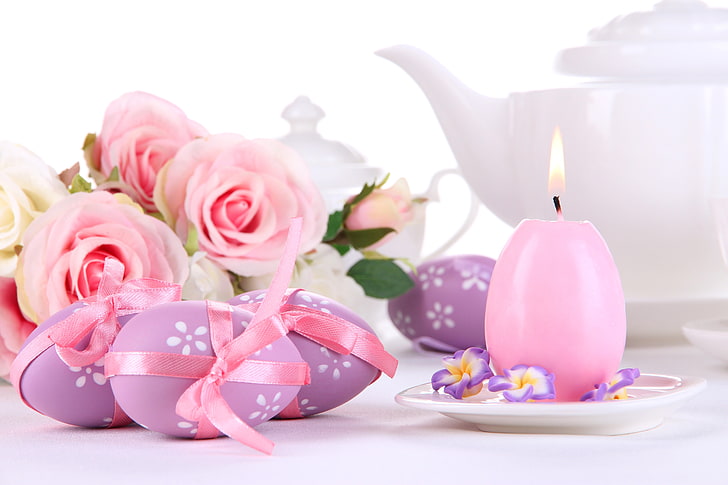 różowe róże i fioletowe dekoracje jajek, kwiaty, wakacje, róże, świeca, jajka, wiosna, Wielkanoc, różowy, Tapety HD