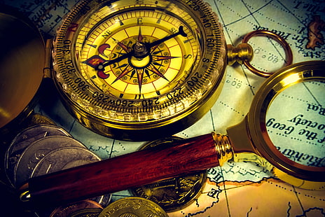 okrągły złoty kompas, rozmycie, monety, lupa, podróż, kompas, bokeh, vintage, kompozycja, podróż, tapeta, starożytna mapa, Tapety HD HD wallpaper