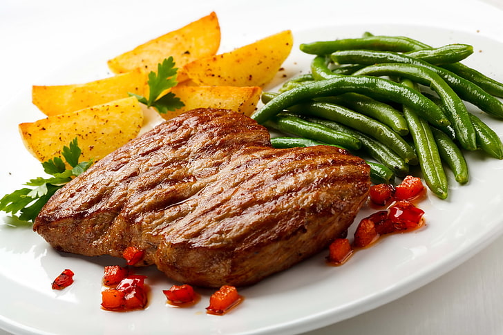grilled steak, green beans, and potato wedges, meat, potatoes, beans, dinner, HD wallpaper