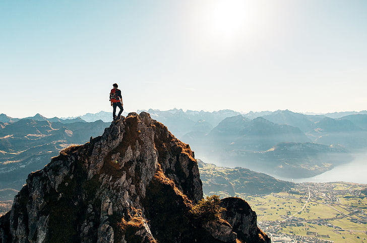 osoba stojąca na szczycie góry, przyroda, woda, góry, krajobraz, mężczyźni, panorama, Tapety HD