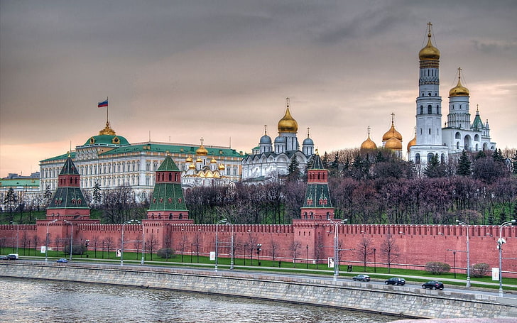 赤いコンクリートの壁、モスクワ、クレムリン、クレムリンの壁、遊歩道、教会、寺院、首都、 HDデスクトップの壁紙
