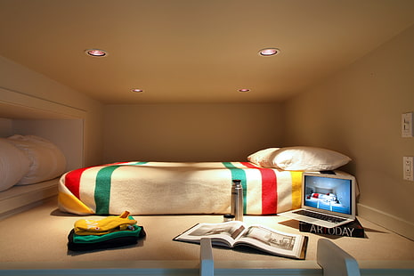сребърен преносим компютър, стая, спалня, легло, тетрадка, дизайн, интериор, HD тапет HD wallpaper