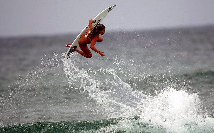 uzyskiwanie czystych plażowych chłopców surferka surfująca w jakości HD, sport, surfing, sporty wodne, chłopcy na plaży, surferka, Tapety HD