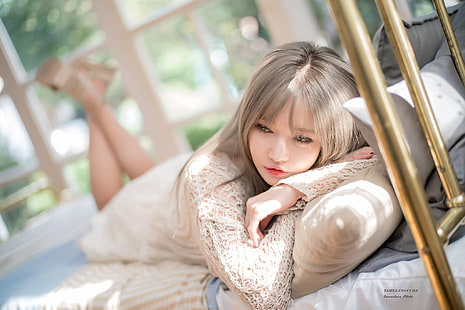 Han Ga Eun, asiático, modelo, cabelos longos, deitado na frente, deitado, na cama, pernas cruzadas, luz solar, HD papel de parede HD wallpaper