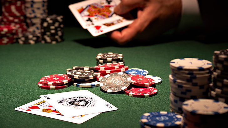 Фишка для покера и карты на зеленом столе, покер, HD обои