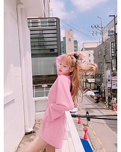 Лиза, Лиза (BLACKPINK), блондинка, розовое пальто, город, HD обои HD wallpaper
