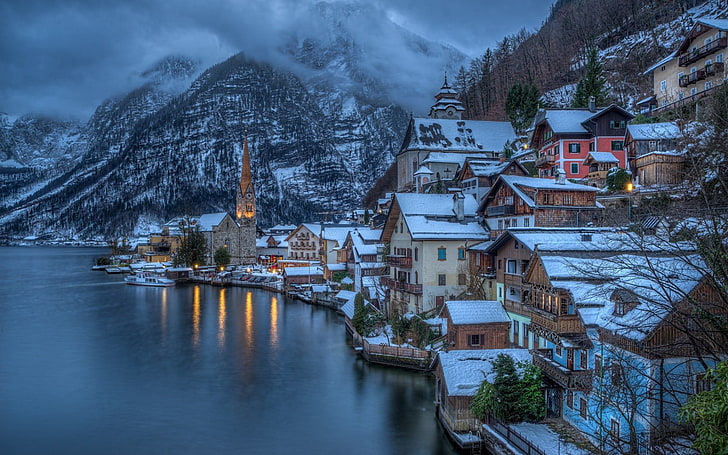maisons blanches et brunes, ville, montagnes, brume, mer, ciel couvert, neige, hiver, Autriche, Hallstatt, lac, Fond d'écran HD