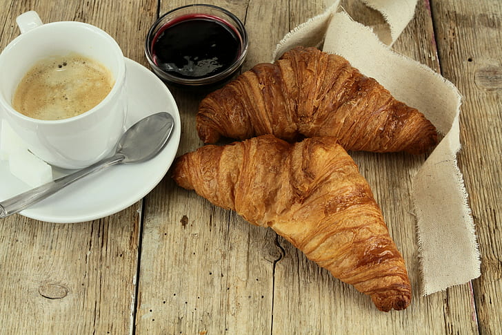 Lebensmittel, Croissants, Kaffee, Holzoberfläche, HD-Hintergrundbild