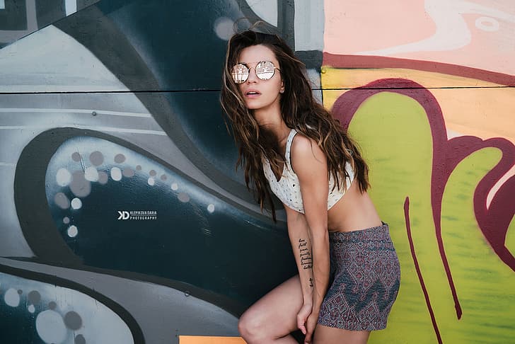 gadis, pose, grafiti, celana pendek, kacamata, Daria Klepikova, Katerina Klein, Wallpaper HD