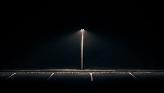 lampu pos putih, gelap, minimalis, latar belakang hitam, fotografi, jalan, lampu, lampu jalan, lampu, tempat parkir, malam, ditinggalkan, garis, kosong, jalur, isolasi, sendirian, kota, Wallpaper HD HD wallpaper