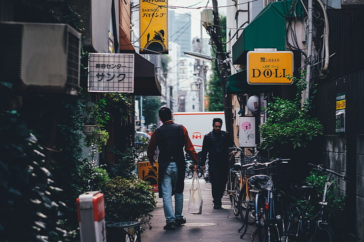 Männer blaue Jeanshosen, Takashi Yasui, Stadtbild, Japan, Asien, asiatische Architektur, zurück, zu Fuß, HD-Hintergrundbild