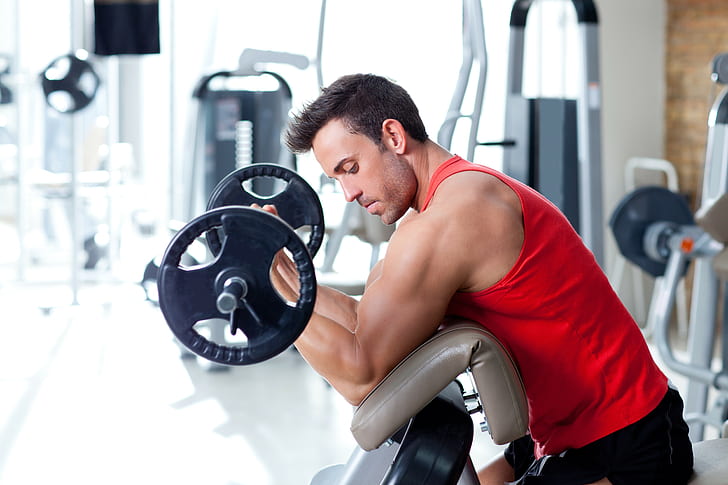 ćwiczenia bicepsa, mężczyzna, czerwona koszulka męska, mężczyzna, trening, ćwiczenia bicepsa, mięśnie, wysiłek, Tapety HD