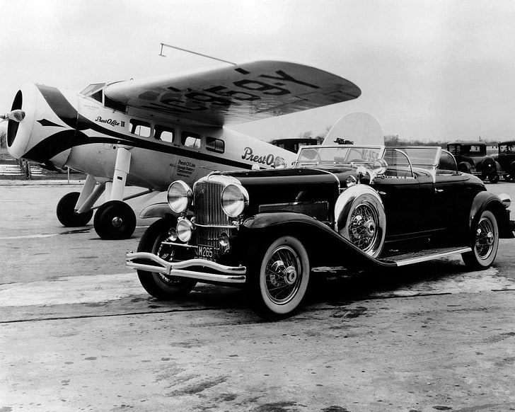 kendaraan hitam klasik di dekat pesawat terbang, mobil tua, monokrom, pesawat terbang, Wallpaper HD