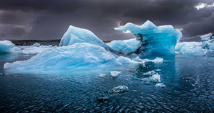 灰色の雲の下の海の氷山、氷河、ラグーン、山、海、灰色、雲、ヨクルサルロンアイスランド、青い氷、氷山、氷山青、ジョクルサルロン、海、雪、ヴァトナヨークトル、水、溶ける、南極、冬、極気候、流氷、風景、 HDデスクトップの壁紙