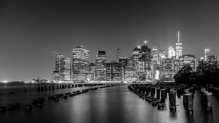 снимка на сивата скала на спокойно водно тяло с изглед към града през нощта, Ню Йорк, сива скала, снимка, спокойствие, водоем, град, нощно време, градски пейзаж, bw, монохромен, Манхатън, черно-бял, градски Skyline, САЩ, небостъргач, Ню Йорк, черно И Уайт, Манхатън - Ню Йорк, квартал в центъра, архитектура, градска сцена, прочуто място, нощ, река, екстериор на сградата, долен Манхатън, HD тапет