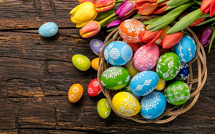 Uova di Pasqua, colorate, tulipani, legno, cestino, colori assortiti uova di Pasqua;fiori gialli e rossi, pasqua, uova, colorato, tulipani, legno, cestino, Sfondo HD