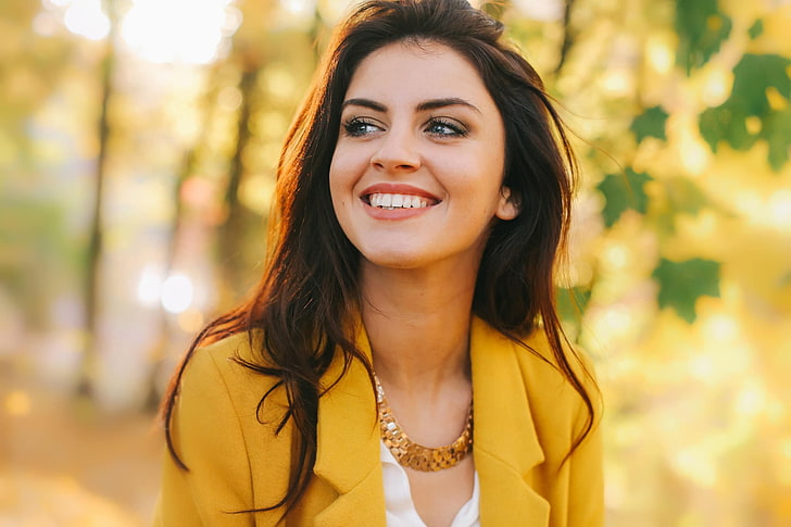 селективный фокус фотография женщины, носящей желтый зубчатый блейзер, женщины, Аурела Скандай, улыбается, модель, смотрит в сторону, желтая куртка, HD обои