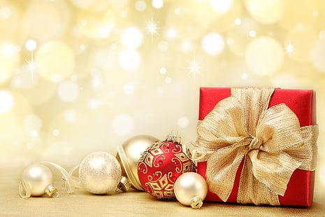 caja de regalo roja y adornos, bolas, decoración, caja, regalo, juguetes, año nuevo, navidad, rojo, el paisaje, blanco, arco, oro, vacaciones, bokeh, Fondo de pantalla HD HD wallpaper