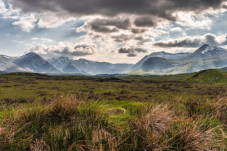 zielona trawa pod szarym niebem w ciągu dnia, Rannoch Moor, Moor green, zielona trawa, trawa, w ciągu dnia, szkocja, Scottish Highlands, Glencoe, niebo, chmury, słońce, natura, krajobraz, sceneria, góra, scenics, na zewnątrz, chmura - Niebo, szczyt górski, śnieg, pasmo górskie, lato, podróże, trawa, piękno przyrody, Tapety HD HD wallpaper