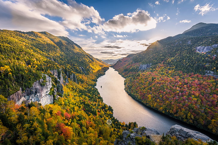 árboles de hojas verdes y amarillas junto a la orilla del río, foto del cuerpo de agua entre árboles y formaciones rocosas, montañas Adirondack, estado de Nueva York, río, montañas, árboles, nubes, otoño, Fondo de pantalla HD